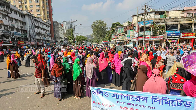 Workers of Olio Apparels Ltd block a road in Dhaka’s Arambagh on Tuesday, Nov 1, 2022, demanding arrears amid speculations that the company is changing the factory location. Photo: Asif Mahmud Ove