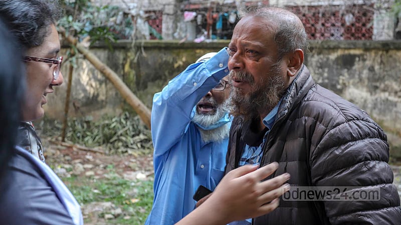 Residents of the D-type colony in Dhaka’s Mohammadpur Housing Estate break down in tears after being evicted by the National Housing Authority on Wednesday, Nov 23, 2022.
As many as 288 families living in eight buildings of the colony were in trouble as the authority did not give them enough time to move house. Photo: Asif Mahmud Ove