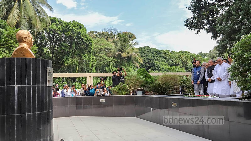 People pay their respects in front of the portrait of Bangabandhu at the memorial museum at the old prison on Old Dhaka’s Nazimuddin Road to commemorate Jail Killing Day on Thursday, Nov 3, 2022. Photo: Asif Mahmud Ove