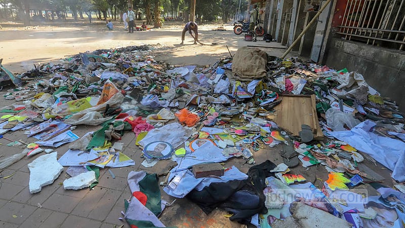 Jubo League supporters and leaders attending the organisation's golden jubilee programme left behind a pile of plastic waste at Suhrawardy Udyan on Saturday, Nov 12, 2022. Photo: Asif Mahmud Ove