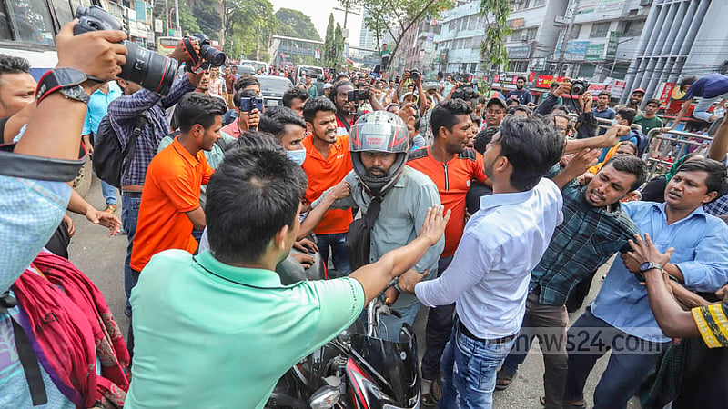 Workers from a garment factory of Olio Apparels Ltd confront a motorcyclist on a road during protests over back pay in Dhaka’s Arambagh on Tuesday, Nov 1, 2022. Photo: Asif Mahmud Ove