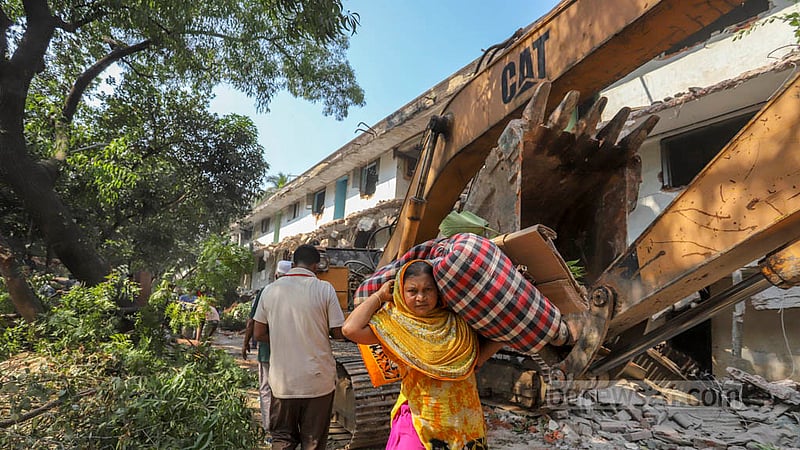 Residents move their belongings from the D-type colony in Dhaka’s Mohammadpur Housing Estate after being evicted by the National Housing Authority on Wednesday, Nov 23, 2022. Photo: Asif Mahmud Ove