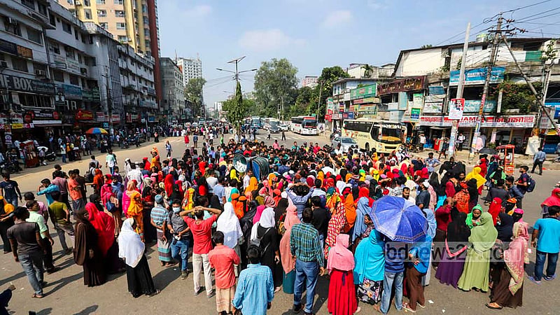 Workers from a garment factory of Olio Apparels Ltd block a road in Dhaka’s Arambagh on Tuesday, Nov 1, 2022, demanding arrears amid speculations that the company is changing the factory location. Photo: Asif Mahmud Ove