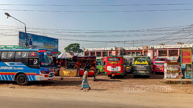 No long-haul buses are running from the Barishal Central Bus Terminal due to a transport strike. Intra-district buses are not running either.