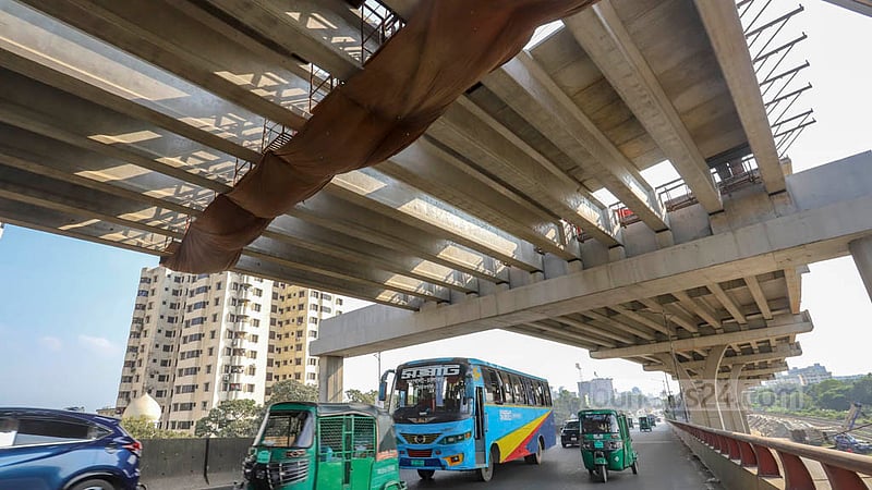 The work to install deck slabs for the Banani overpass of Dhaka Elevated Expressway is ongoing. Photo: Asif Mahmud Ove