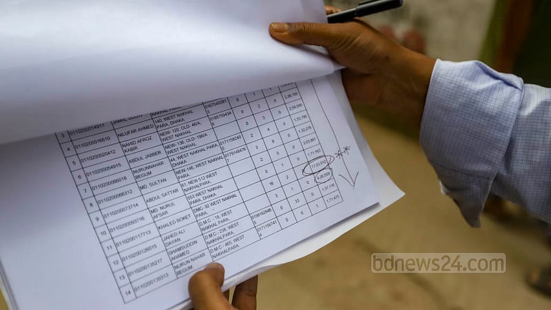 Titas officials go to every home in the East Nakhalpara area to assess gas bills and documents on Monday, Nov 14, 2022.
