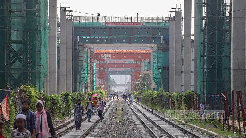 The construction of Dhaka Elevated Expressway’s Mohakhali-Tejgaon segment is in progress. Photo: Asif Mahmud Ove