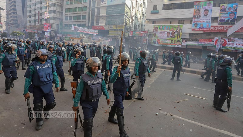 Police personnel move to disperse agitated BNP activists during a clash outside the party’s headquarters in Dhaka’s Naya Paltan on Wednesday, Dec 7, 2022.Photo: Asif Mahmud Ove