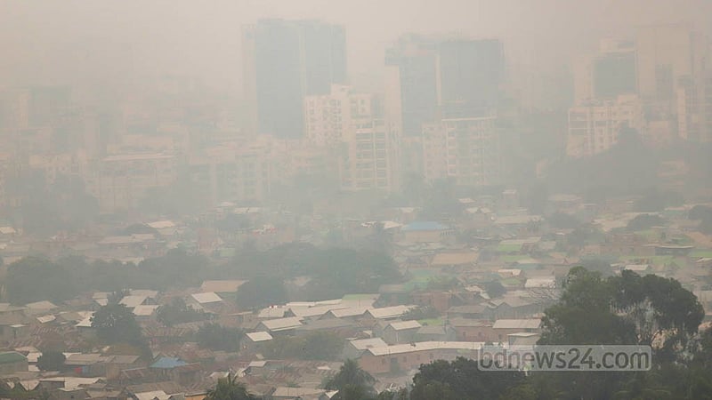 Shanties in Dhaka's Karail slum are barely visible as thick fog engulfed the city on tuesday, Dec 27, 2022. Photo: Mahmud Zaman Ovi