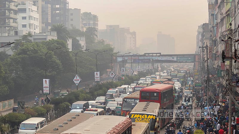 Thick fog covers Dhaka's Banani on tuesday, Dec 27, 2022. Photo: Mahmud Zaman Ovi