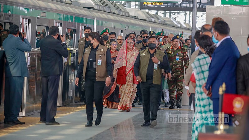 Prime Minister Sheikh Hasina, accompanied by her sister Sheikh Rehana, board the metro train after its inauguration in Uttara on Wednesday, Dec 28, 2022. Photo: Mostafigur Rahman