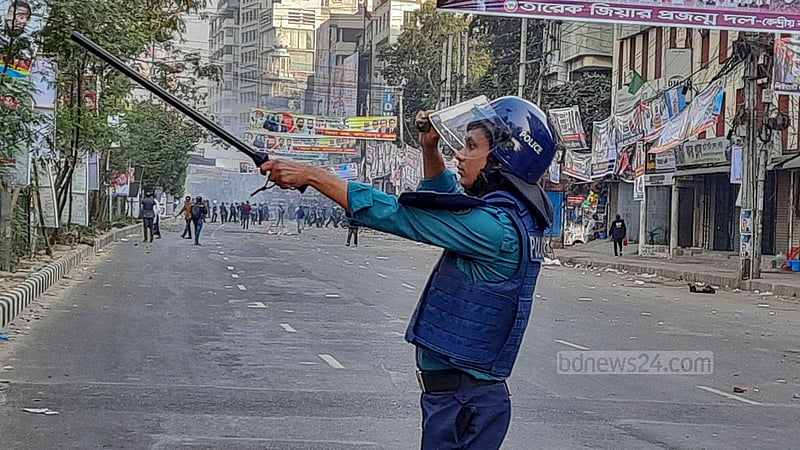 Dhaka’s Naya Paltan turns into a battlefield after police clashed with BNP activists in the area on Wednesday, Dec 7, 2022.Photo: Asif Mahmud Ove