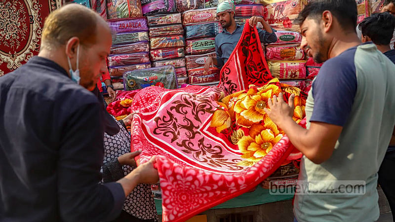 A person surveys blankets for sale at GPO Road beside Dhaka’s Baitul Mukarram Market on Monday, Dec 19, 2022. Photo: Mahmud Zaman Ovi