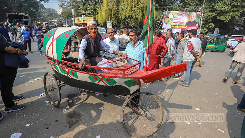 Siddique Mia, a 75-year-old Awami League supporter, pedalled his boat-shaped rickshaws for three days to get to Dhaka from Netrakona to attend the ruling party's 22nd national council at Suhrawardy Udyan, Dec 24, 2022. Photo: Asif Mahmud Ove