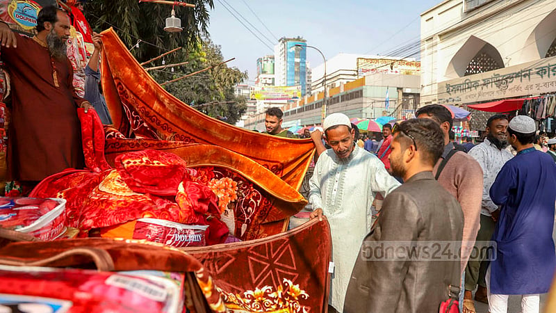 Blanket sellers at GPO Road say few people are buying their goods as the mercury is yet to dip in Dhaka. Photo taken on Monday, Dec 19, 2022. Photo: Mahmud Zaman Ovi