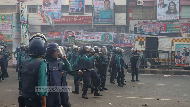 Police personnel move to disperse agitated BNP activists during a clash outside the party’s headquarters in Dhaka’s Naya Paltan on Wednesday, Dec 7, 2022.Photo: Asif Mahmud Ove