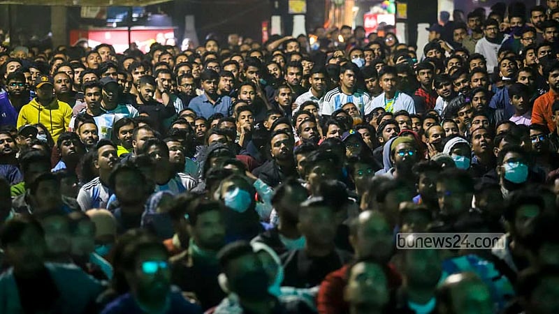 Fans crowd Dhanmondi Lake in Dhaka in the wee hours of Wednesday, Dec 14, 2022 to watch on the big screen the first semifinal of the FIFA World Cup in Qatar between Argentina and Croatia.