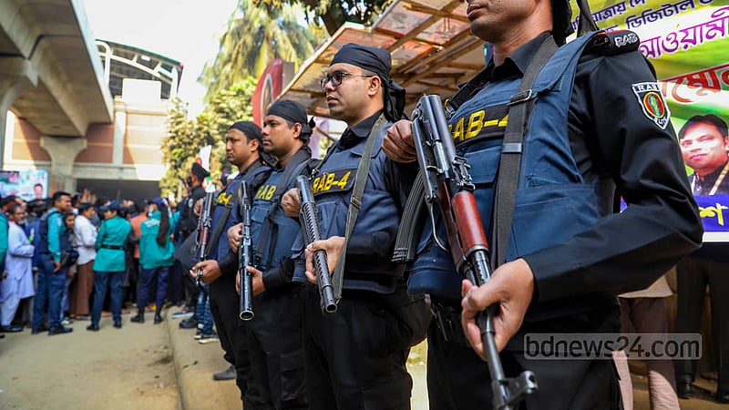 An executive magistrate of the Rapid Action Battalion fines a fishmonger Tk 25,000 during a joint drive with the Department of Fisheries, and Wildlife Management and Nature Conservation Division in Dhaka’s Karwan Bazar for selling a 30 kg giant devil catfish or Baghair, which is a protected species. Photo: Mahmud Zaman Ovi