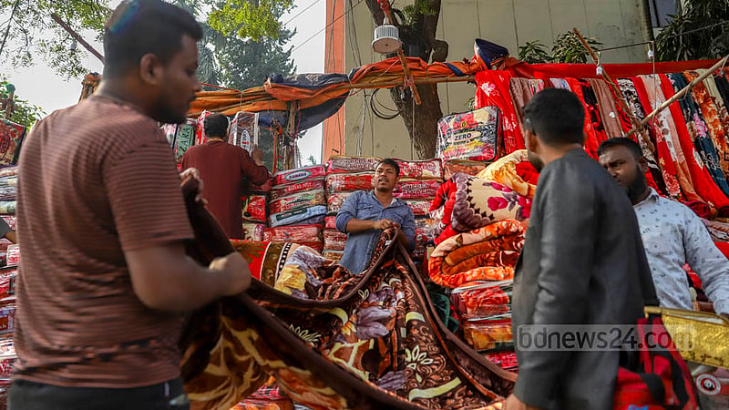 Blanket sellers at GPO Road say few people are buying their goods as the mercury is yet to dip in Dhaka. Photo taken on Monday, Dec 19, 2022. Photo: Mahmud Zaman Ovi