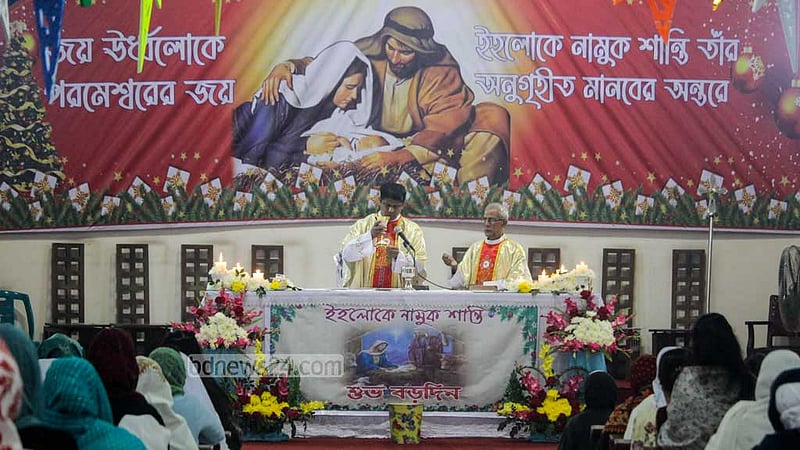 Priests conduct a solemn Christmas Day mass at the Holy Rosary Church in Dhaka’s Tejgaon on Dec 25, 2022. Photo: Asif Mahmud Ove