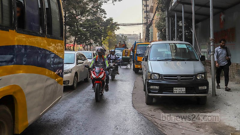 Cars parked on Bir Uttom AK Khandaker Road, which has been narrowed by work to set up sewerage lines, have made things worse for commuters waiting in long tailbacks in Dhaka’s Mohakhali. Photo: Asif Mahmud Ove