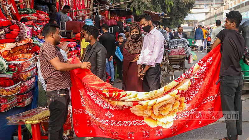 Buyers look at blankets for sale at GPO Road beside Dhaka’s Baitul Mukarram Market on Monday, Dec 19, 2022. Photo: Mahmud Zaman Ovi