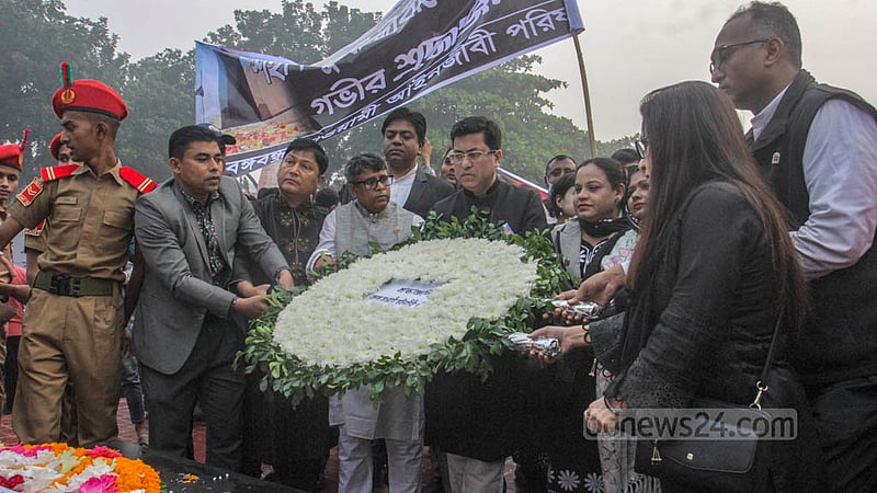 Dhaka South City Mayor Sheikh Fazle Noor Taposh pays tribute to the slain intellectuals of 1971 at the Martyred Intellectuals’ Memorial in Dhaka’s Mirpur on Wednesday, Dec 14, 2022. Photo: Asif Mahmud Ove