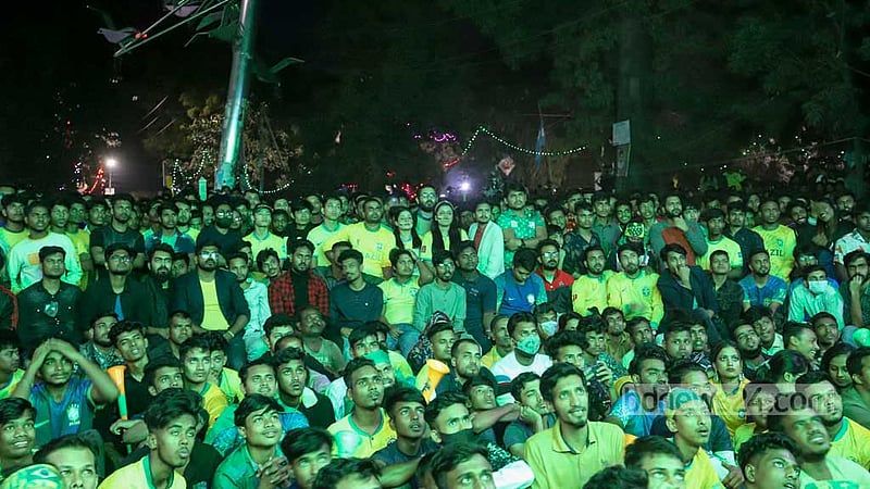 Bangladeshi fans gathered on the Dhaka University campus to watch Brazil’s final World Cup group match against Cameroon in Qatar on the big screen.Photo: Asif Mahmud Ove
