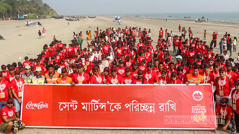 Volunteers take part in a cleanliness drive with the slogan ‘Keep St Martin’s Island Clean’ as part of the International Coastal Cleanup campaign on Friday, Dec 16, 2022. Photo: Mostafigur Rahman
