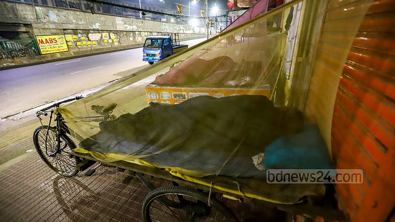 Labourers sleep on rickshaw vans at night wrapped in blankets inside mosquito nets below the Mouban Super Market at Dhaka’s Shantinagar. Photo taken on Monday, Dec 5, 2022.Photo: Mahmud Zaman Ovi