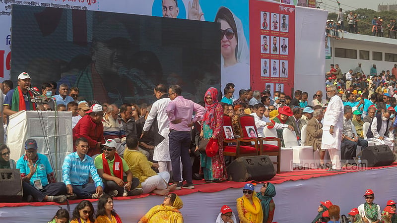 At its Dhaka rally on Saturday, Dec 10, 2022, the BNP kept two chairs empty, bearing the photos of Chairperson Khaleda Zia and her son Tarique Rahman, the acting head of the party. Photo: Asif Mahmud Ove