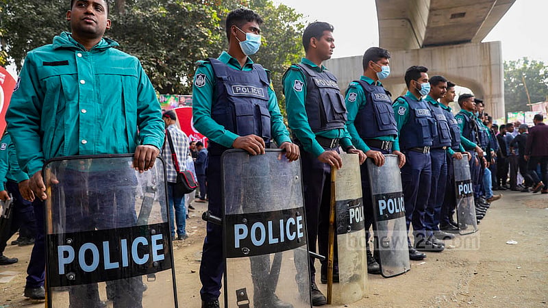 Law enforcers stand guard outside Suhrawardy Udyan in Dhaka during the Awami League’s 22nd National Council on Saturday, Dec 24, 2022. Photo: Mahmud Zaman Ovi