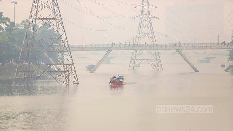 A water taxi cuts through dense fog in Hatirjheel, Dec 27, 2022. Photo: Mahmud Zaman Ovi