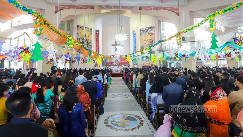 People of all ages take part in the Christmas Day service at the Holy Rosary Church in Dhaka’s Tejgaon on Dec 25, 2022. Photo: Asif Mahmud Ove