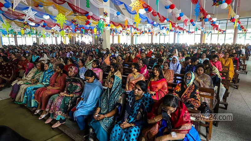 People of all ages take part in the Christmas Day service at the Holy Rosary Church in Dhaka’s Tejgaon on Dec 25, 2022. Photo: Asif Mahmud Ove