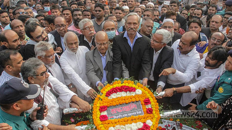 BNP leaders and activists pay tribute to the slain intellectuals of 1971 at the Martyred Intellectuals’ Memorial in Dhaka’s Mirpur on Wednesday, Dec 14, 2022. Photo: Asif Mahmud Ove