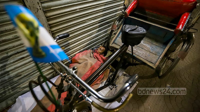 Some homeless people spend the night wrapped in blankets on rickshaws or beside it. Photo taken on Monday, Dec 5, 2022.Photo: Mahmud Zaman Ovi