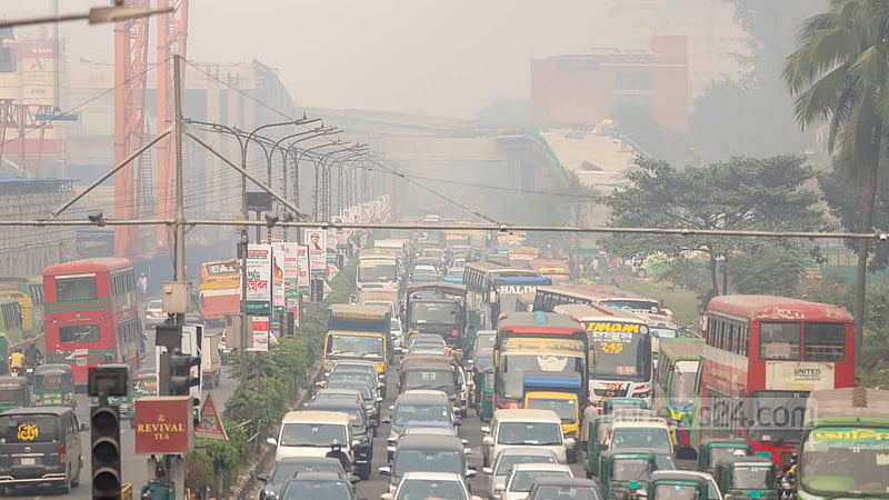 Thick fog covers Dhaka's Banani on tuesday, Dec 27, 2022. Photo: Mahmud Zaman Ovi
