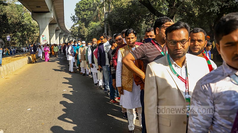 Awami League leaders and activists line up to enter Suhrwardy Udyan and join their national council on Saturday, Dec 24, 2022. Photo: Mahmud Zaman Ovi