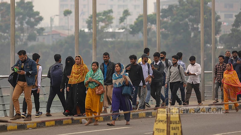 Commuters are clad in winter clothes as thick fog descends on Dhaka city to mark the onset of winter, Dec 27, 2022. Photo: Mahmud Zaman Ovi