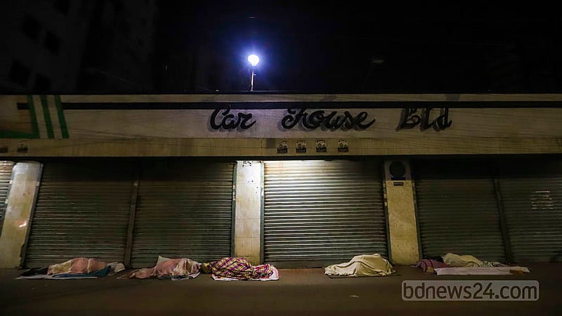 Poor people sleep at night on the street in front of car showroom in Dhaka’s Kakrail. Photo taken on Monday, Dec 5, 2022 .Photo: Mahmud Zaman Ovi