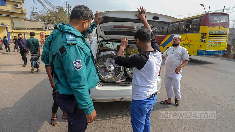 Police search cars at a checkpoint in Dhaka’s Gabtoli on Thursday, Dec 8, 2022, ahead of the BNP’s planned Dec 10 rally. Photo: Asif Mahmud Ove