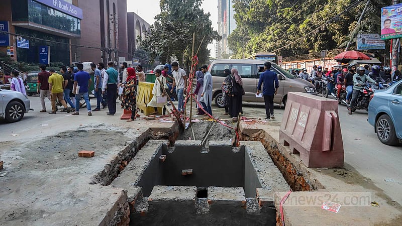 Pedestrians and commuters suffer as holes dug for sewerage lines on parts of Bir Uttom AK Khandaker Road in Dhaka’s Mohakhali are hampering traffic. Photo: Asif Mahmud Ove