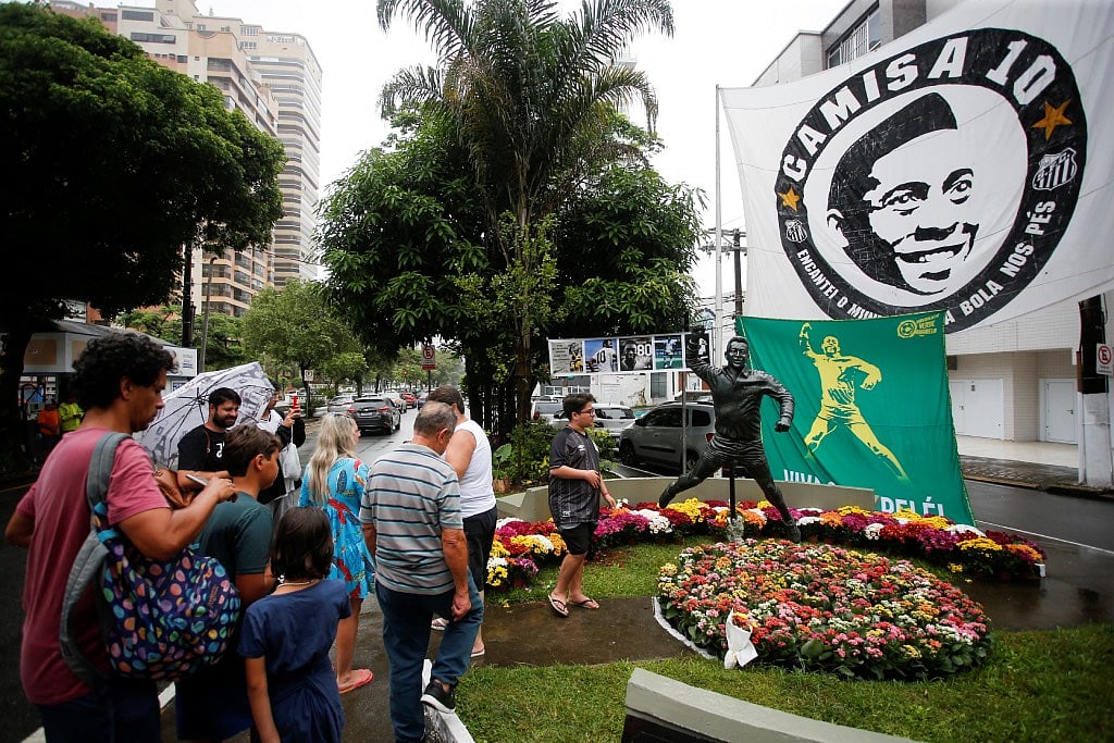 World football to fall silent in memory of Brazilian legend Pele