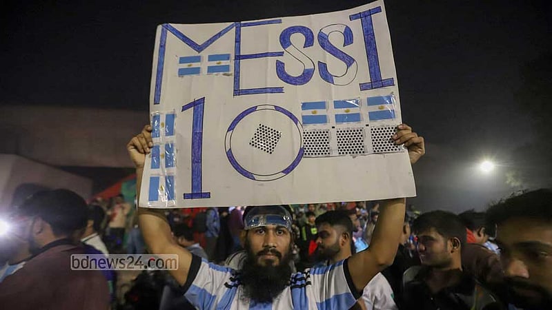 A fan of Argentina captain Lionel Messi visited Haji Muhammad Mohsin Hall ground at Dhaka University to watch the first semifinal of the FIFA World Cup in Qatar against Croatia, but he was disappointed as the authorities stopped exhibiting matches on the big screen.
