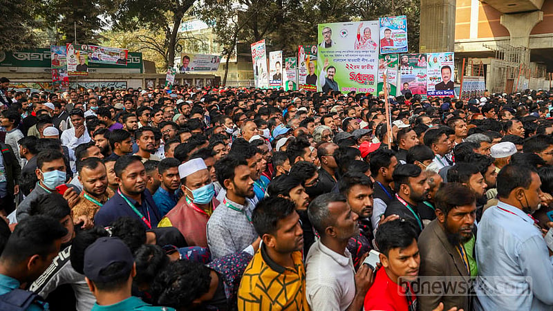 Awami League leaders and activists gather at the entrance of Suhrawardy Udyan, the venue of their national council, in Dhaka on Saturday, Dec 24, 2022. Photo: Mahmud Zaman Ovi