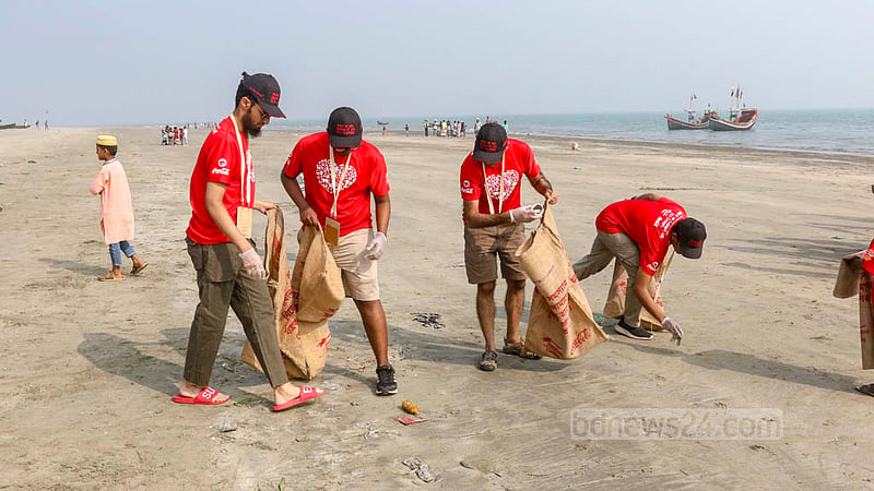Volunteers from different backgrounds join the cleanliness drive as part of the International Coastal Cleanup campaign at St Martin's Island on Friday, Dec 16, 2022. Photo: Mostafigur Rahman