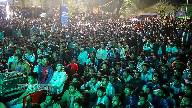 Fans crowd Dhanmondi Lake in Dhaka in the wee hours of Wednesday, Dec 14, 2022 to watch on the big screen the first semifinal of the FIFA World Cup in Qatar between Argentina and Croatia.