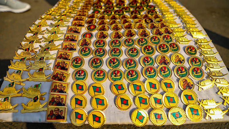 A man sells badges shaped like a boat, the Awami League’s electoral symbol, near Suhrawardy Udyan during the party’s national council on Saturday, Dec 24, 2022. Photo: Mahmud Zaman Ovi