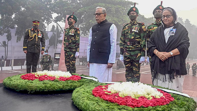 President Abdul Hamid and Prime Minister Sheikh Hasina pay tribute to the slain intellectuals of 1971 at the Martyred Intellectuals Memorial in Dhaka’s Mirpur on Wednesday, Dec 14, 2022. Photo: PMO